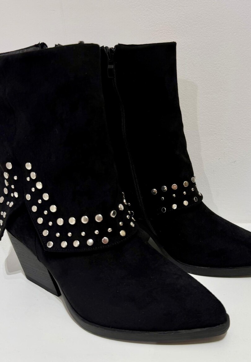 BOTA CORTA TACHA NEGRO