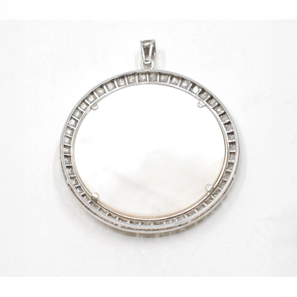 Medalla Estilo Antiguo En Platino Con Imagen Religiosa En Nácar Y Diamantes Medalla Estilo Antiguo En Platino Con Imagen Religiosa En Nácar Y Diamantes