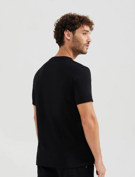 CAMISETA BÁSICA MODELO SLIM EN FLAMÉ NEGRO
