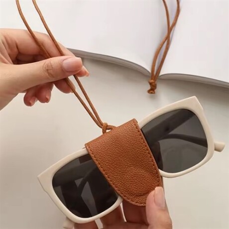 Estuche colgante para lentes con iman Marron