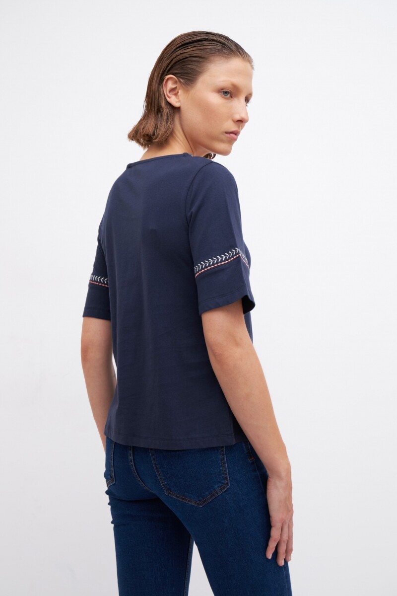 Remera escote V con bordado en escote azul marino