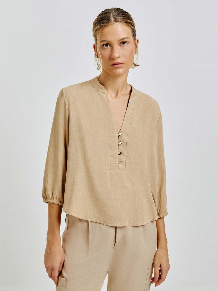 BLUSA ESCOTE V CON BOTONES - BEIGE 