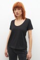 Remera escote en V negro