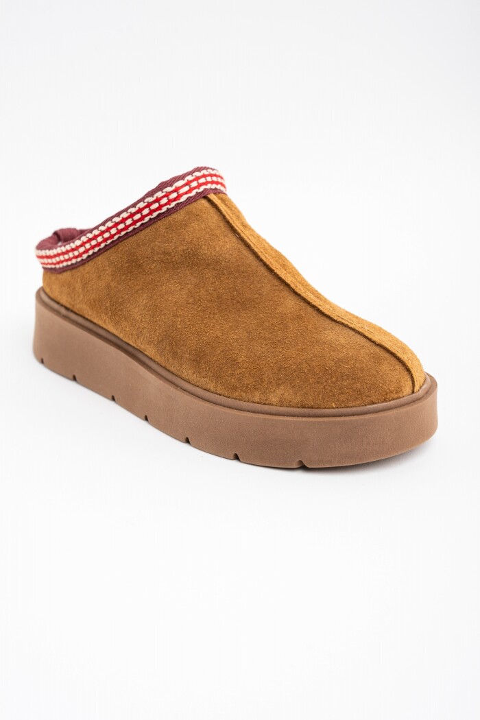 Zueco Gamuza Con Guarda Bordada Camel