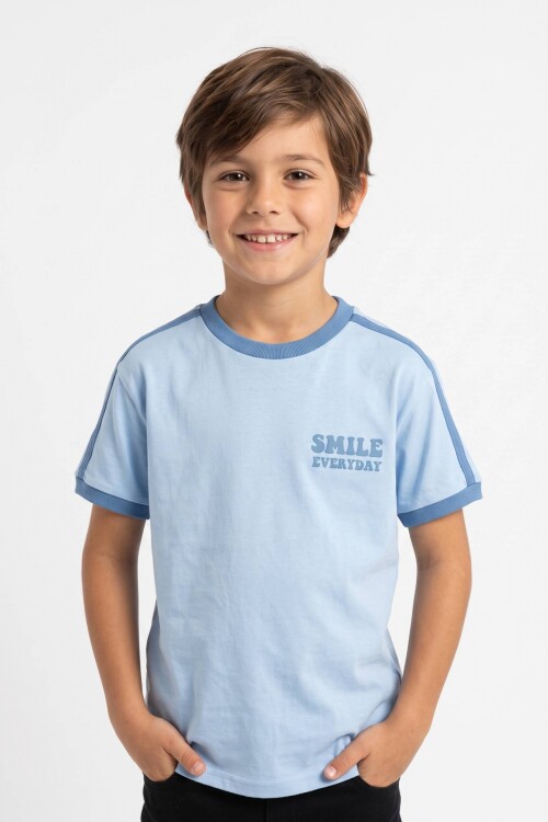 Remera m/c con vivos y estampa AZUL CLARO