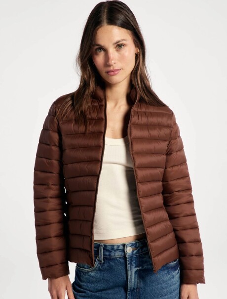 CAMPERA PUFFER CON BOLSILLOS MARRÓN