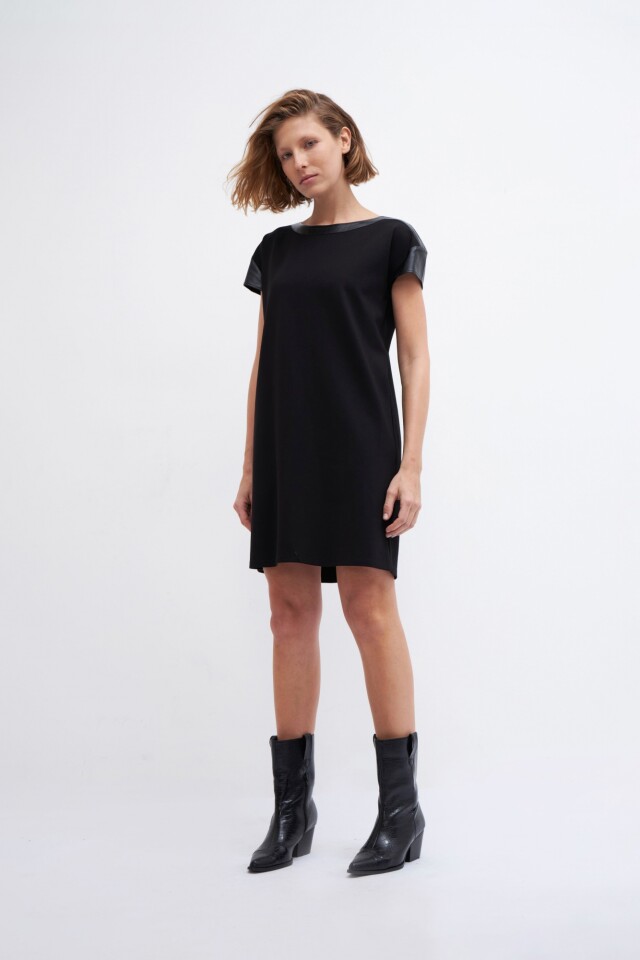 Vestido con detalles cuero ecologico negro