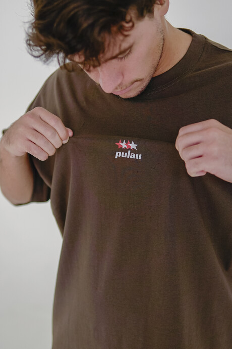 Remera Pulau Tau Marrón