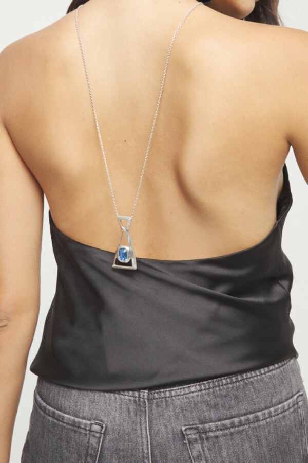 COLLAR LARGO DE ALEACIÓN DE METALES BAÑADO EN PLATA DE LEY CON CRISTAL FACETADO AZUL Colgante