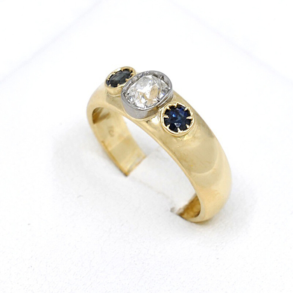 Anillo En Oro 18K Con Brillante Central Y 2 Zafiros Anillo En Oro 18K Con Brillante Central Y 2 Zafiros