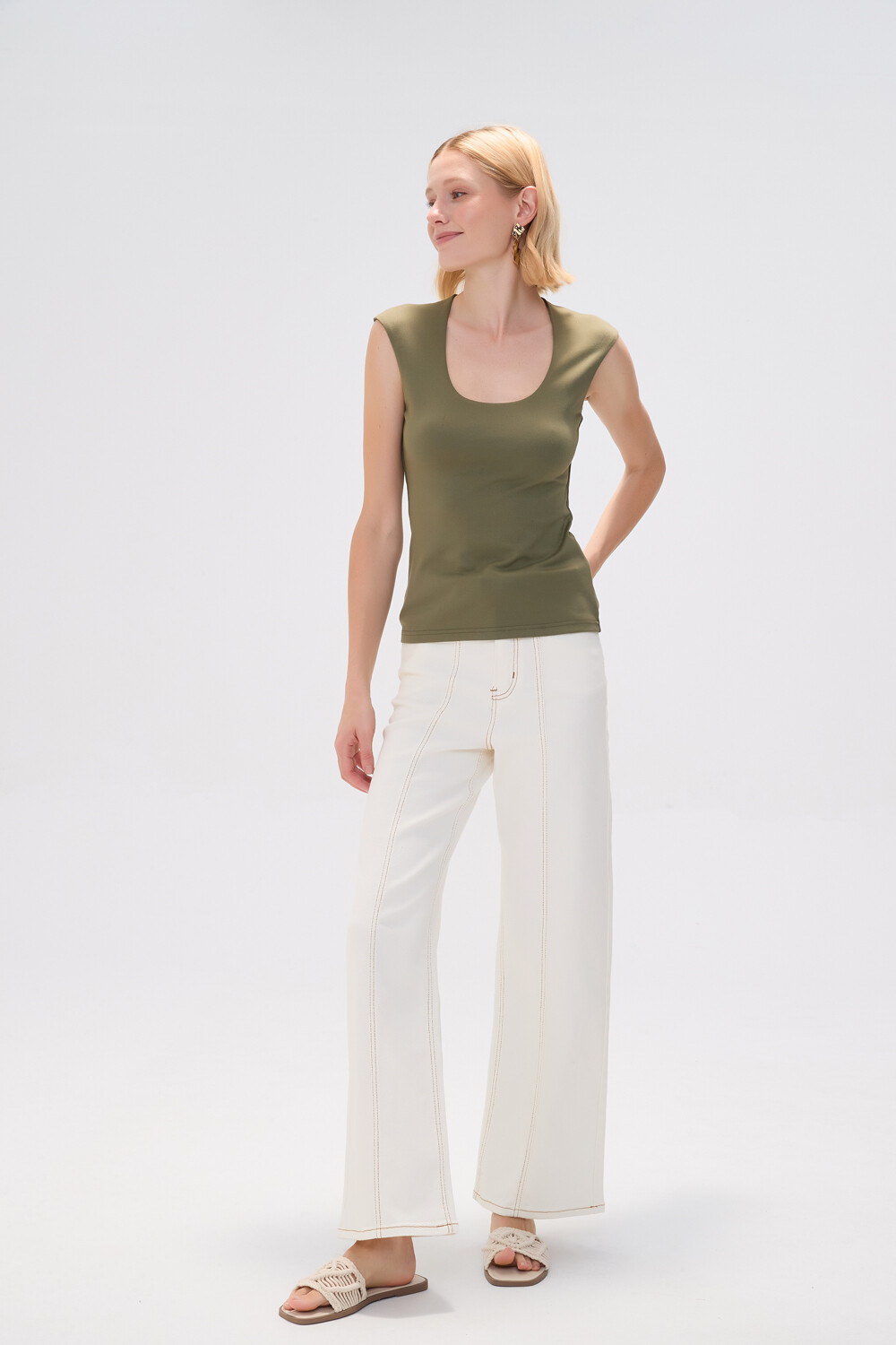 Musculosa Clia Verde Oliva Oscuro