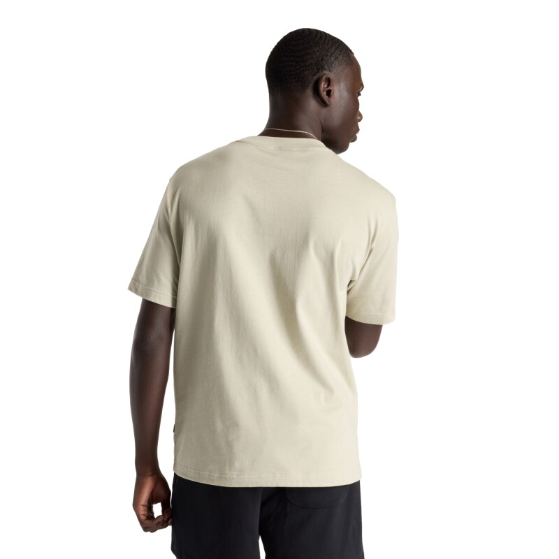 Remera New Balance de Hombre -Reimagined Graphic- MT51506OVN OLIVINE