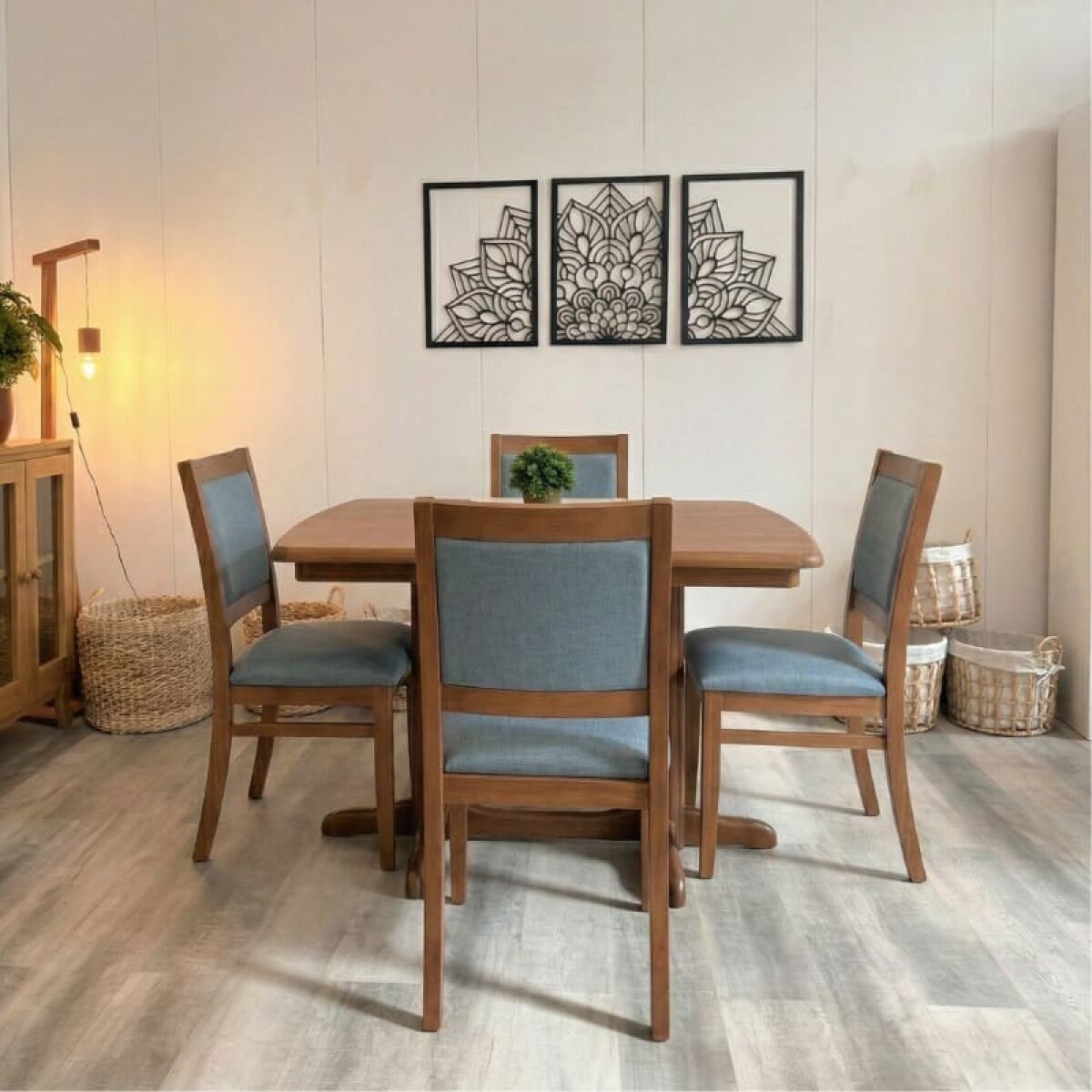 Juego Comedor Pata de Gallo con 4 sillas Romanas 