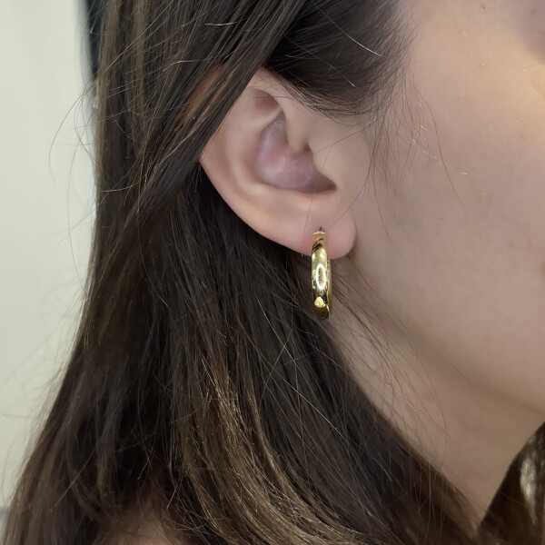 Aros Lily en oro amarillo 18k. Aros Lily en oro amarillo 18k.