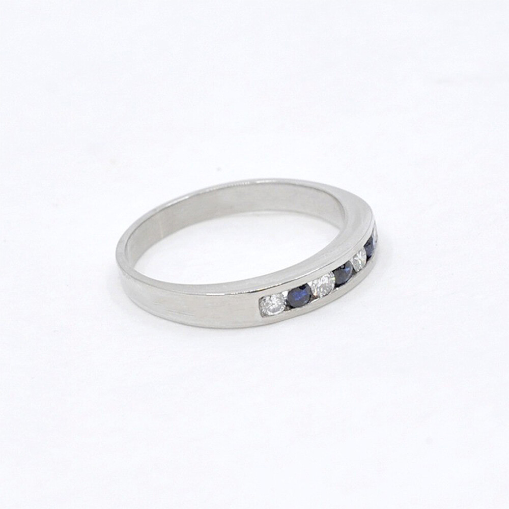 Anillo Medio Sin Fin En Oro Blanco, Brillantes Y Zafiros Anillo Medio Sin Fin En Oro Blanco, Brillantes Y Zafiros