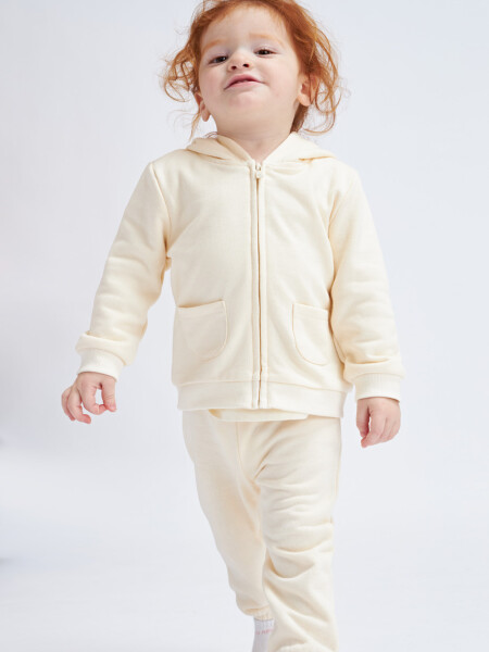 Campera deportiva liviana Crema