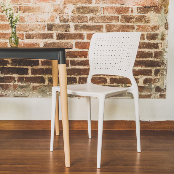 Silla apilable blanca "SAFIRA" con respaldo calado -TRAMONTINA TD0585