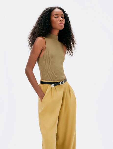 MUSCULOSA DE CUELLO ALTO EN PUNTO TEJIDO VERDE