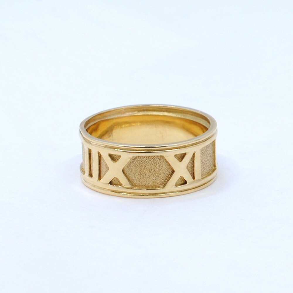 Anillo En Oro 18K Con Numeros Romanos Anillo En Oro 18K Con Numeros Romanos