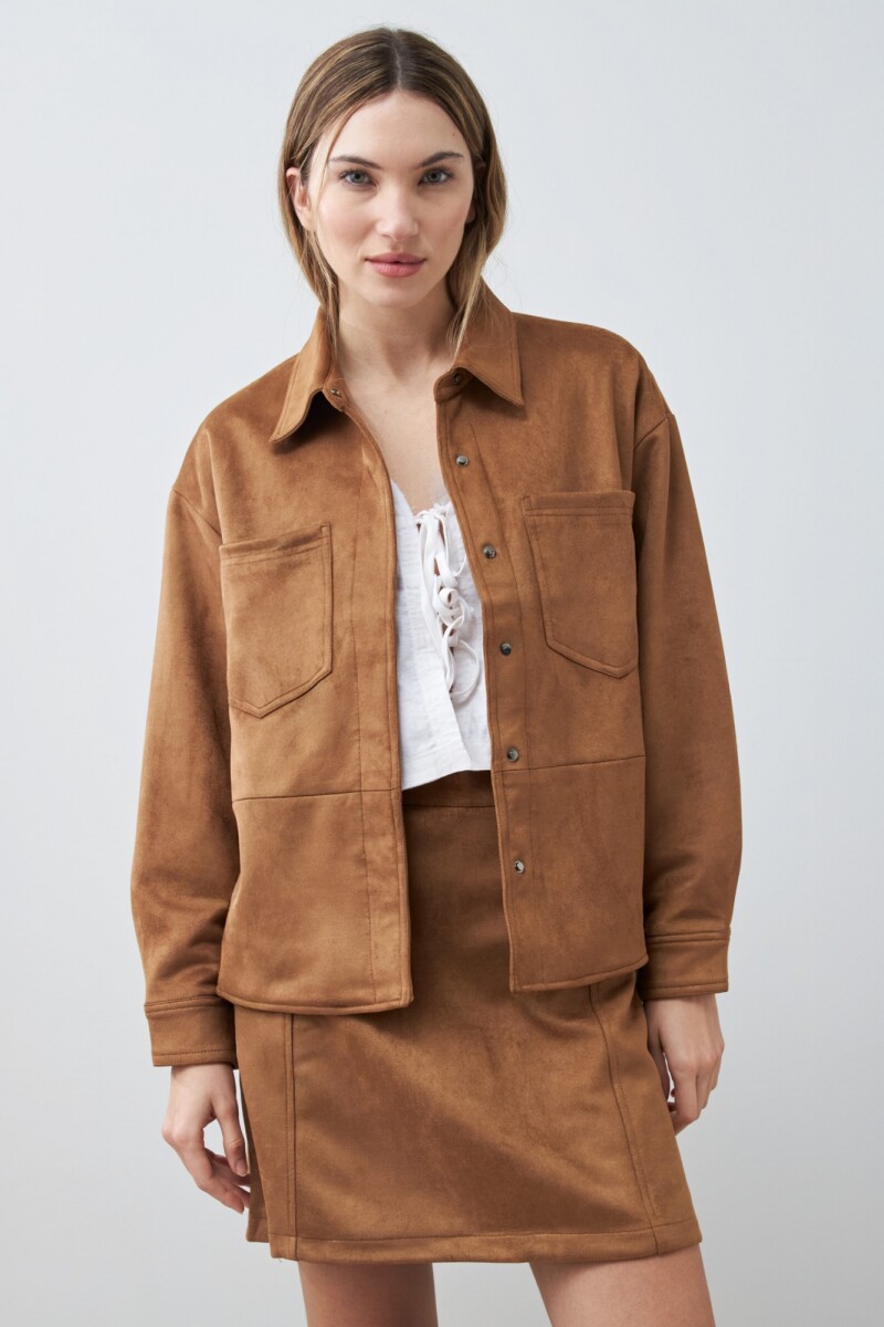 Chaqueta simil gamuza con bolsillos tostado