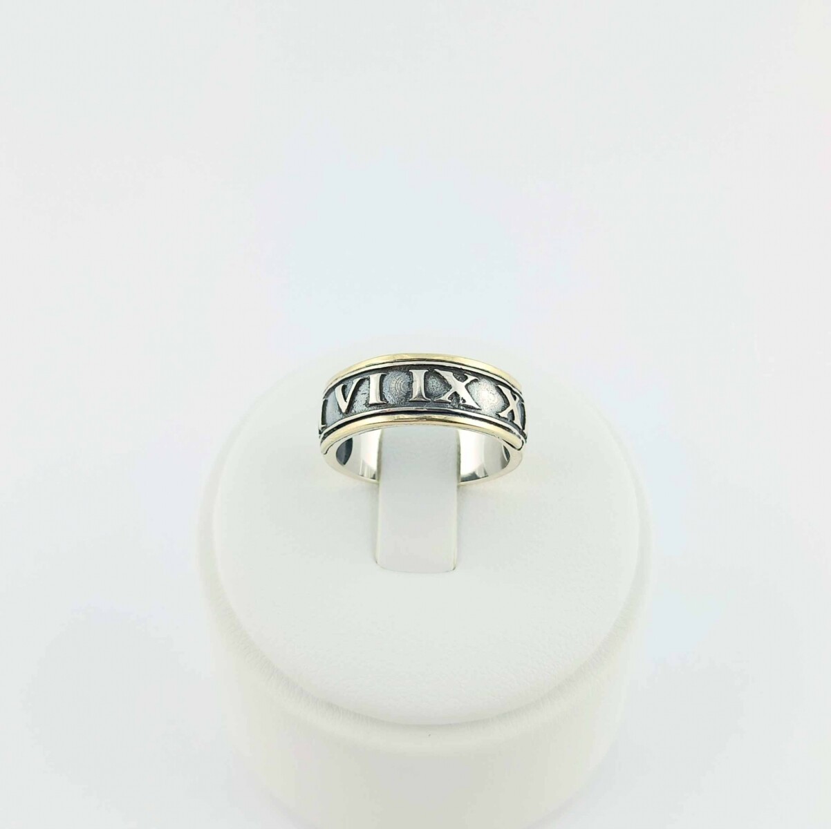 Anillo de plata 925 con double de oro 18k. Números romanos. 