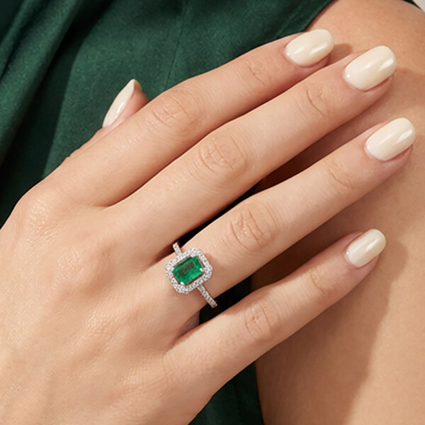 Anillo Montecarlo de oro blanco 18k con esmeralda baguette y brillantes Anillo Montecarlo de oro blanco 18k con esmeralda baguette y brillantes