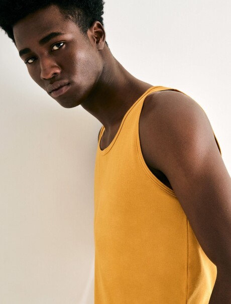 MUSCULOSA BÁSICA MASCULINA MODELO SLIM AMARILLO