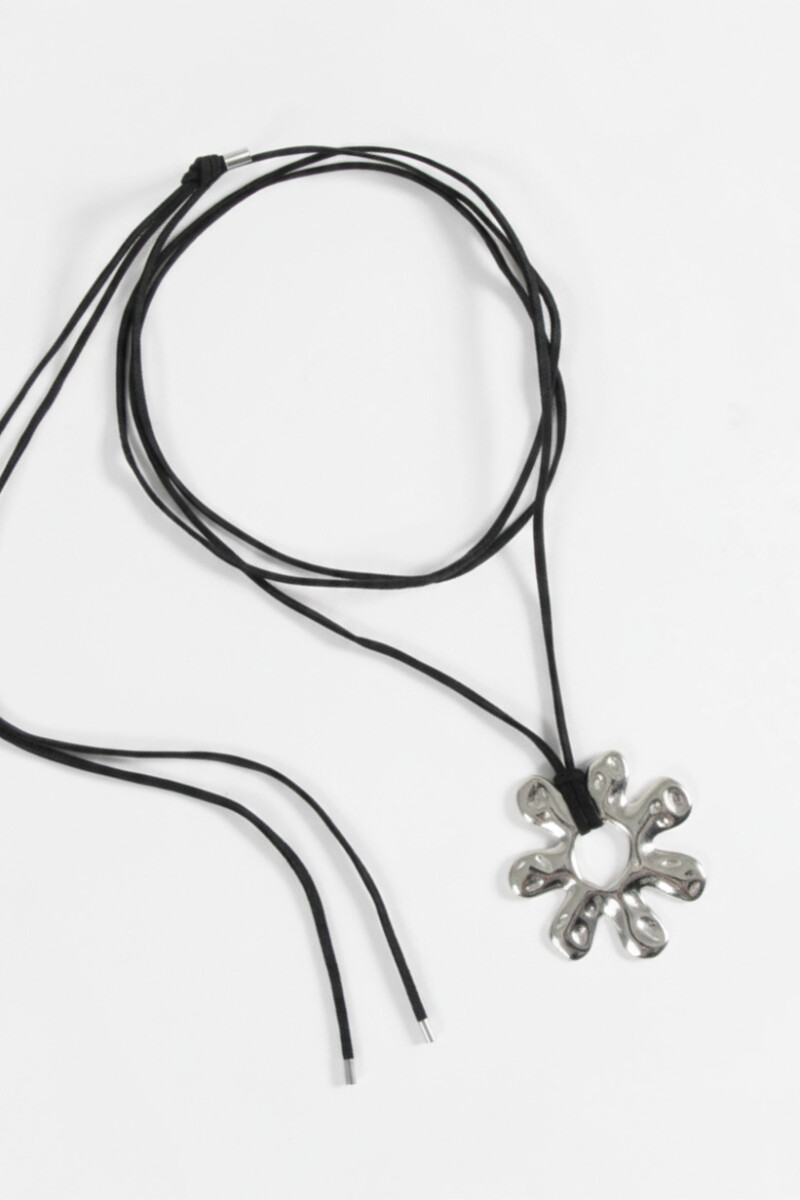 Collar cordón de suede y flor de acero plateado