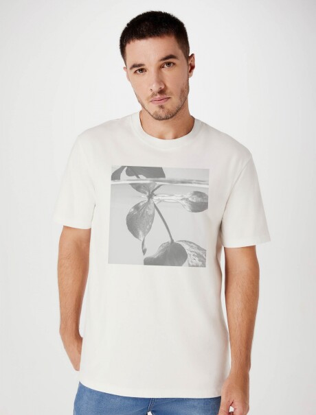 CAMISETA CON ESTAMPA MODELO REGULAR CREMA