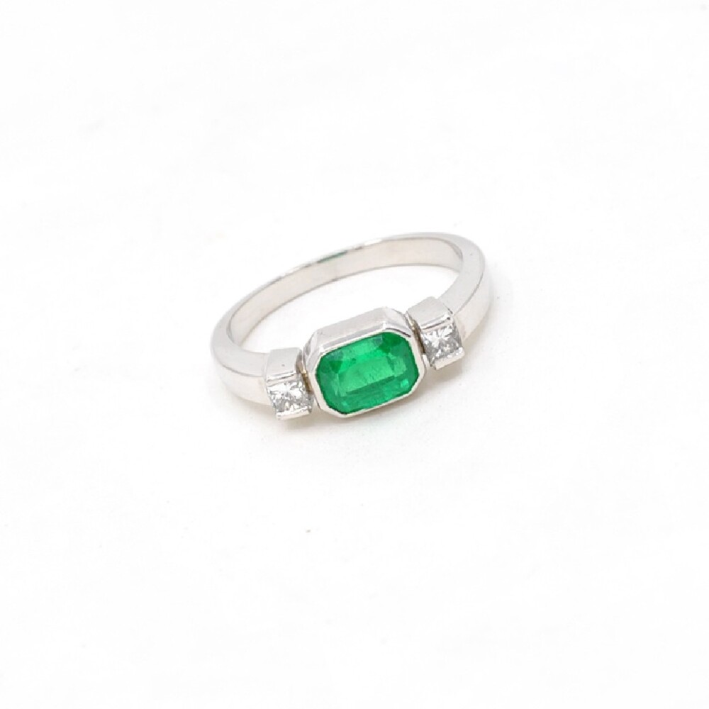 Anillo En Oro 18K, Brillantes Y Esmeralda Anillo En Oro 18K, Brillantes Y Esmeralda