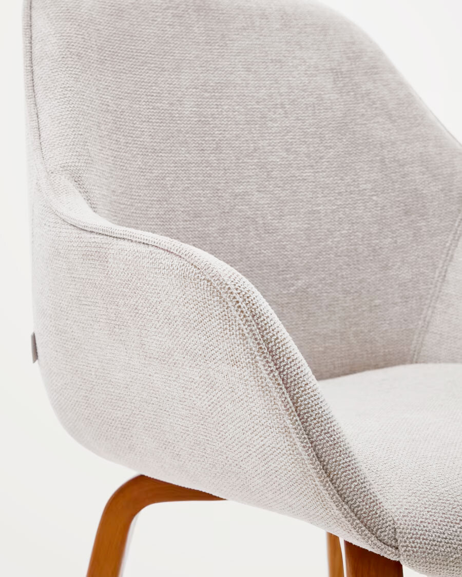 Silla Aleli de chenilla beige y patas de madera maciza de fresno con acabado nogal Silla Aleli de chenilla beige y patas de madera maciza de fresno con acabado nogal