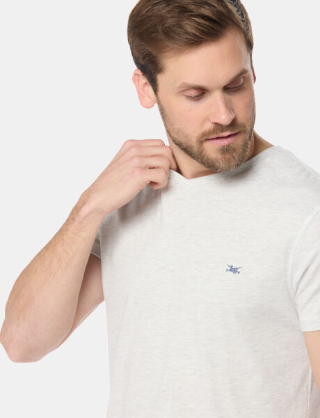 REMERA LISA ESCOTE V Gris
