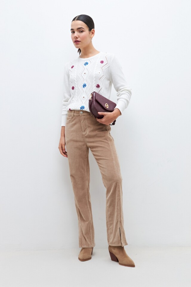 Sweater con bordado floral crudo