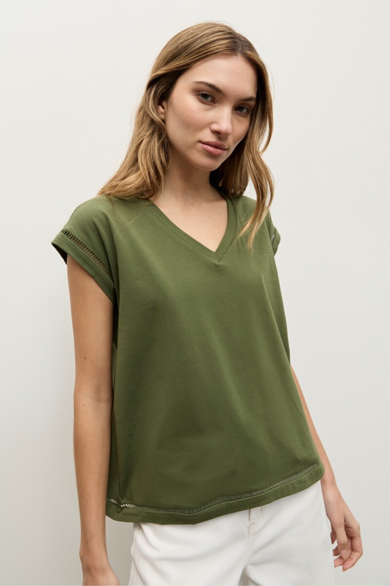 Remera con vainillas verde oliva