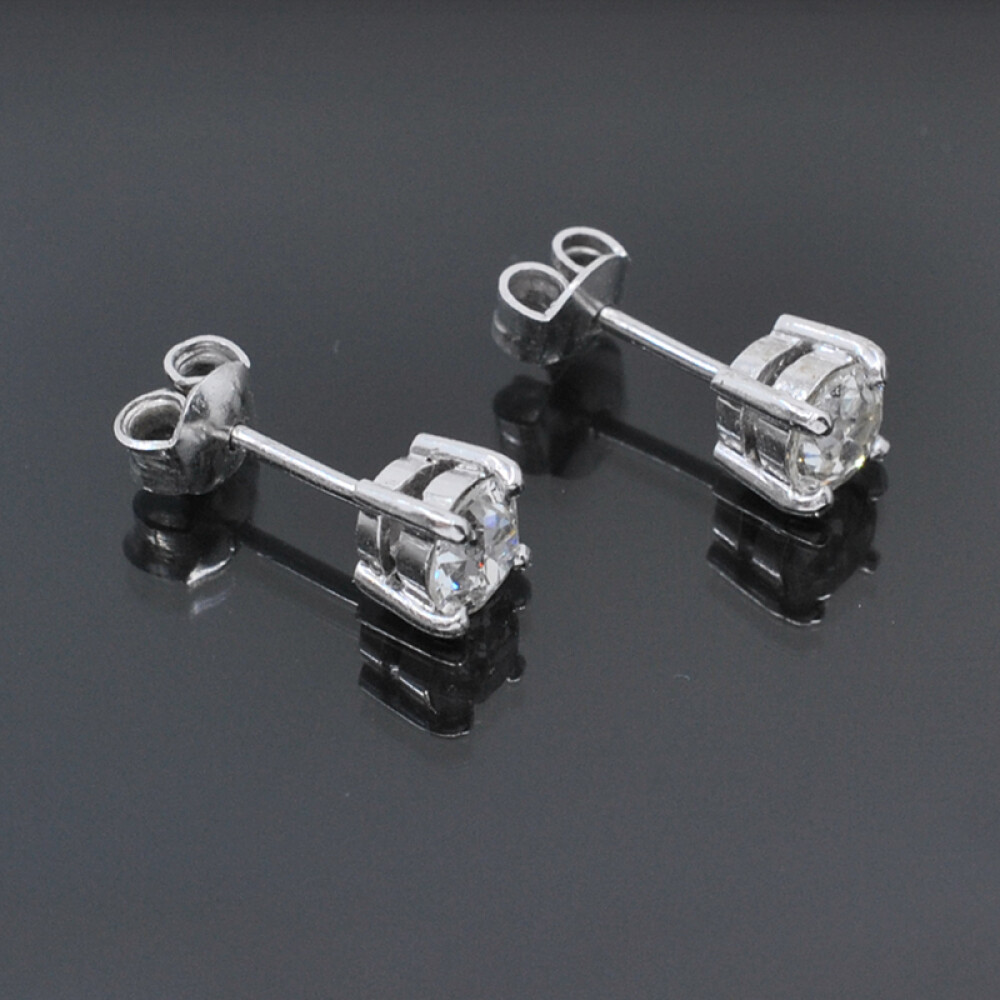 Caravanas en oro 18k blanco y brillantes. Caravanas en oro 18k blanco y brillantes.