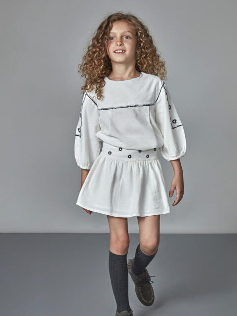 Blusa Manga Tres Cuartos Con Bordados Y Crudo