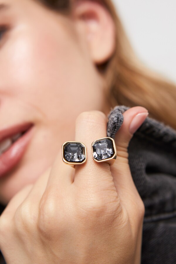 ANILLO BAÑADO EN ORO 18K CON CRISTAL NEGRO Anillo