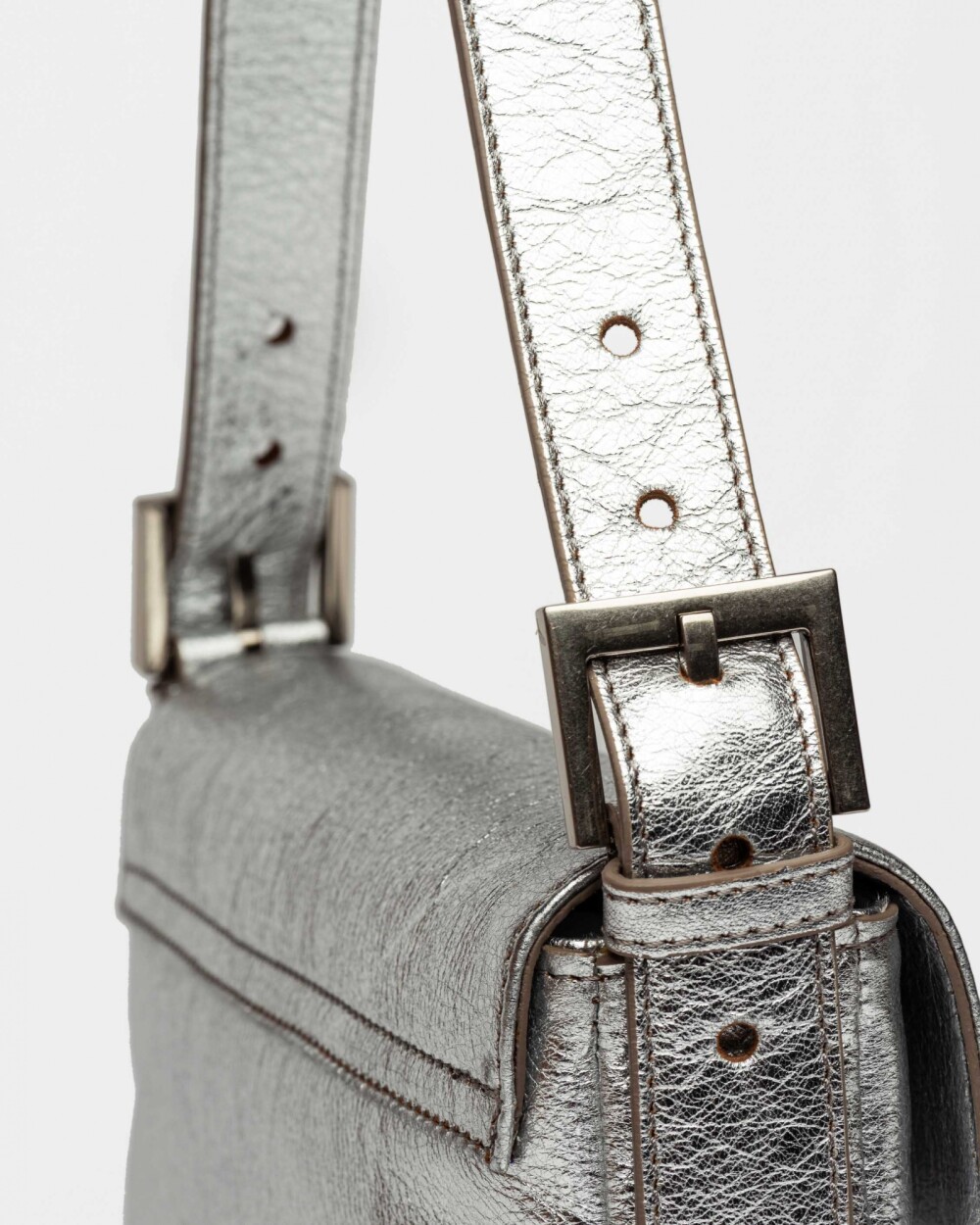 Cartera al hombro Signature en cuero graneado metalizado Grafito