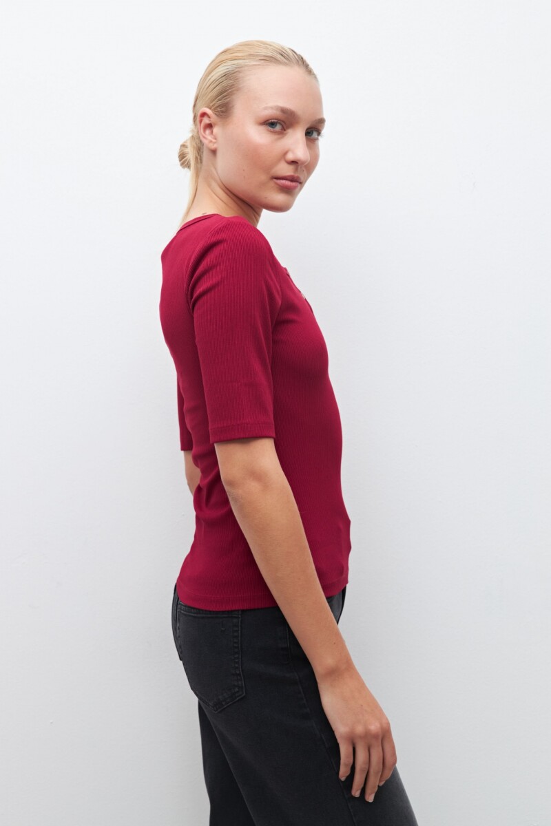 Remera canalé con botones bordo
