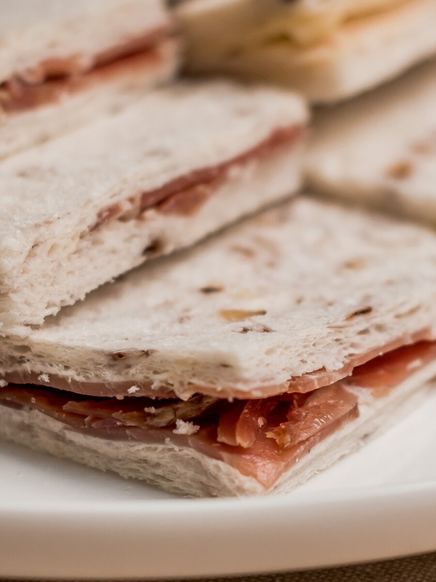 Sandw. de pan de nuez con bondiola y rúcula Sandw. de pan de nuez con bondiola y rúcula