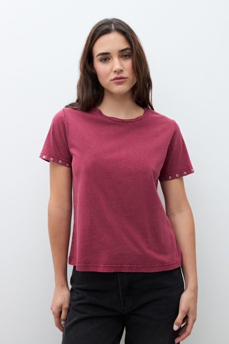 Remera ojalillos metálicos bordo
