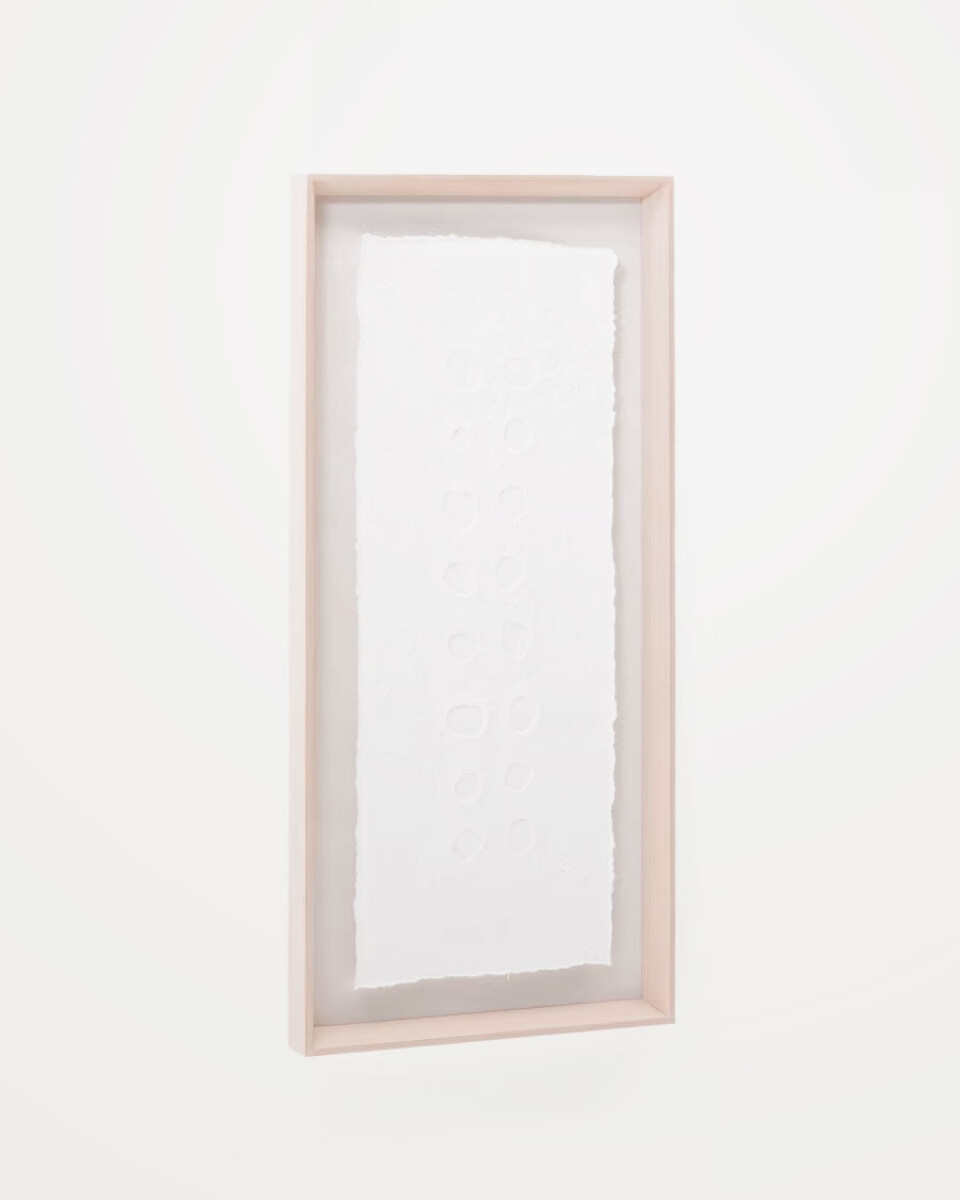 Cuadro abstracto Olvin de papel reciclado blanco con relieves hechos a mano - 44 x 94 cm 