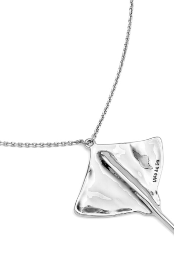 COLGANTE DE CADENA LARGA DE ALEACIÓN DE METALES BAÑADA EN PLATA DE LEY CON MANTARRAYA Colgante