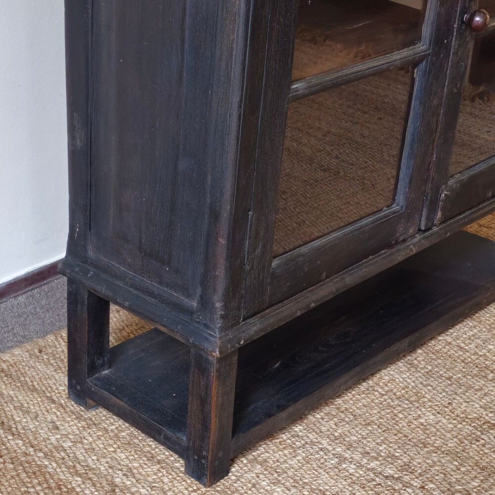 Aparador de Madera con Puertas Vidriadas Aparador de Madera con Puertas Vidriadas