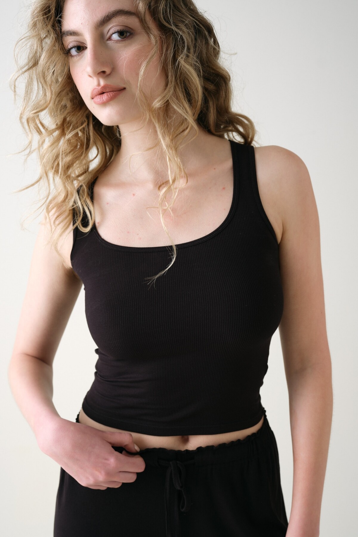 Musculosa Cropped Rib Negro