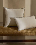 Almohadón Sinet de lino blanco con bordado negro 45 x 45 cm