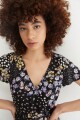 Vestido cruzado con estampado floral negro