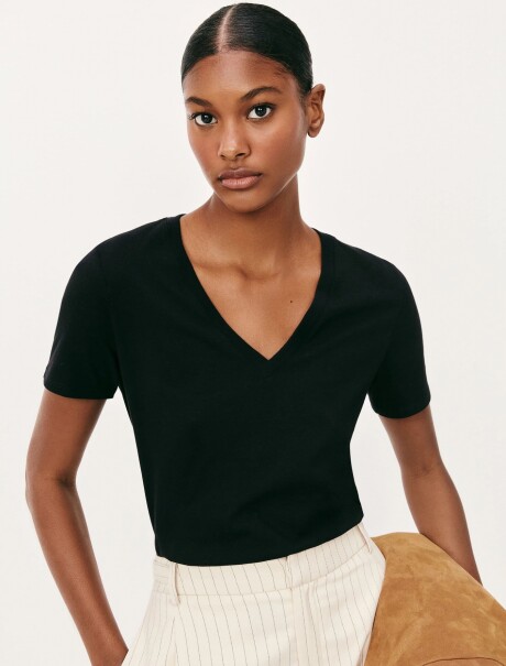 CAMISETA BÁSICA MANGA CORTA CUELLO EN V NEGRO