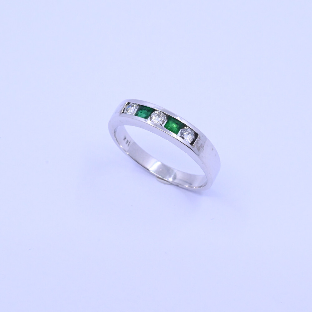Anillo medio sin fin oro 18k blanco carril con esmeraldas carré y brillantes. Anillo medio sin fin oro 18k blanco carril con esmeraldas carré y brillantes.