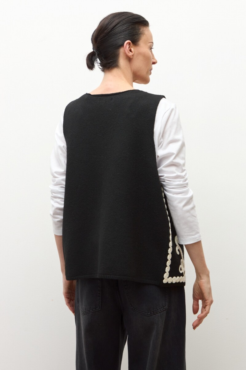 Chaleco tejido con bordado negro
